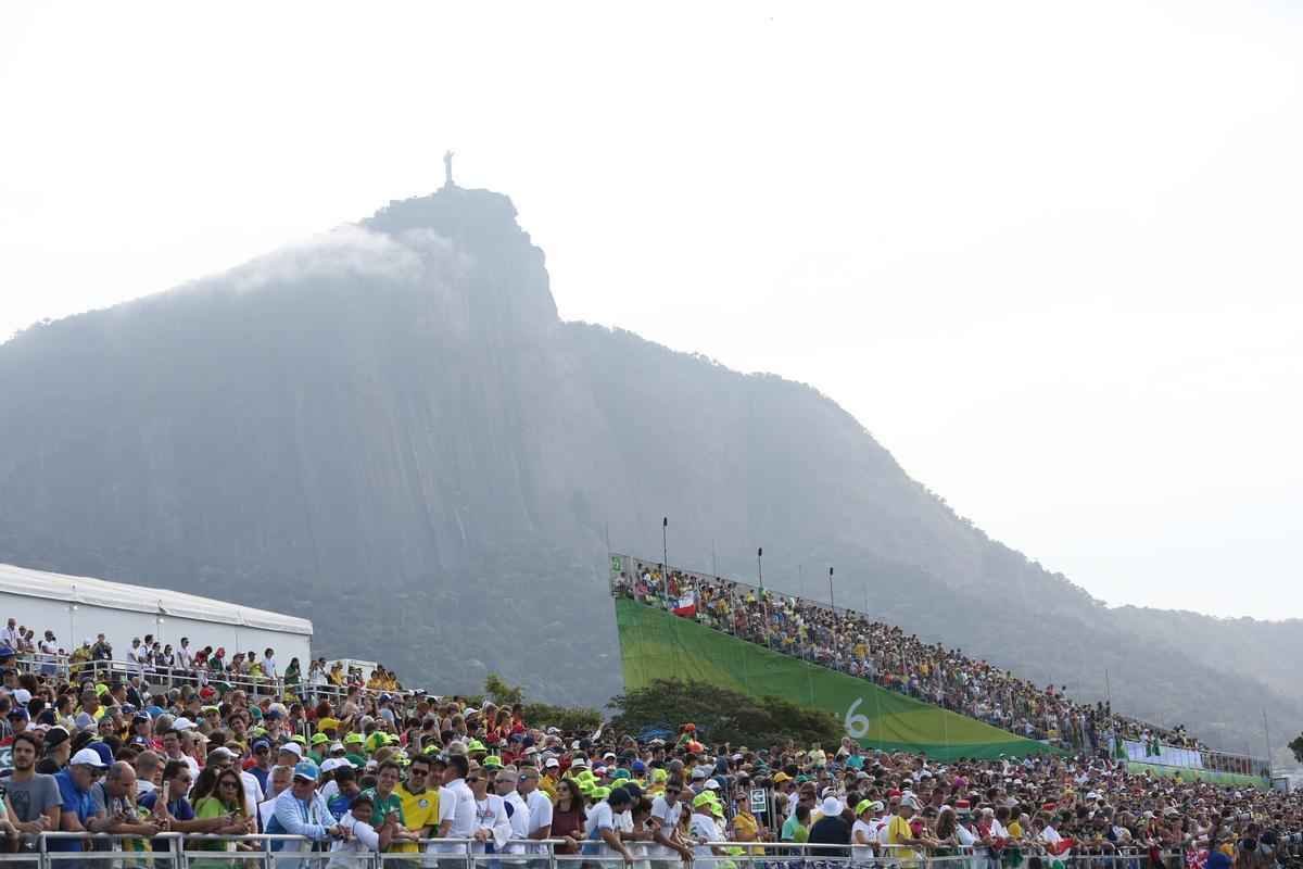 Aps subirem ao pdio, Isaquias e Erlon comemoraram medalha de prata com a torcida e familiares