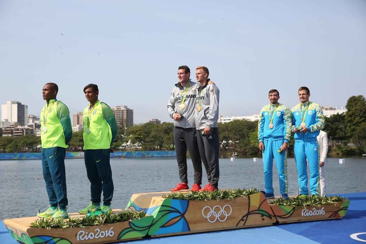 Aps subirem ao pdio, Isaquias e Erlon comemoraram medalha de prata com a torcida e familiares