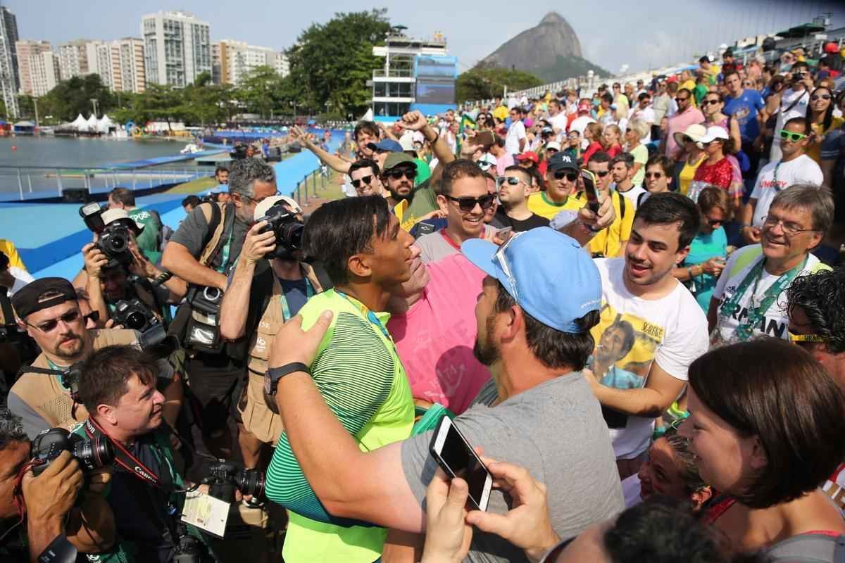 Aps subirem ao pdio, Isaquias e Erlon comemoraram medalha de prata com a torcida e familiares