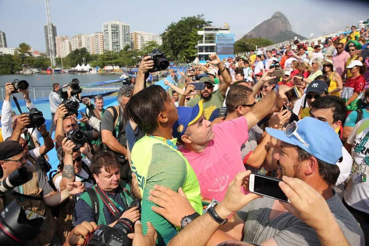 Aps subirem ao pdio, Isaquias e Erlon comemoraram medalha de prata com a torcida e familiares