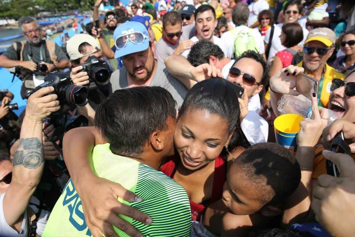 Aps subirem ao pdio, Isaquias e Erlon comemoraram medalha de prata com a torcida e familiares