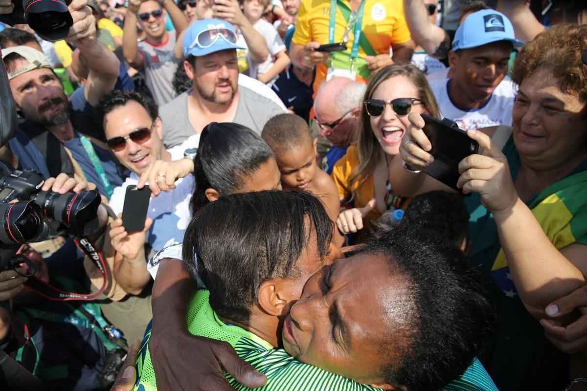 Aps subirem ao pdio, Isaquias e Erlon comemoraram medalha de prata com a torcida e familiares