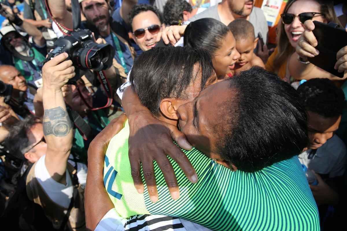 Aps subirem ao pdio, Isaquias e Erlon comemoraram medalha de prata com a torcida e familiares