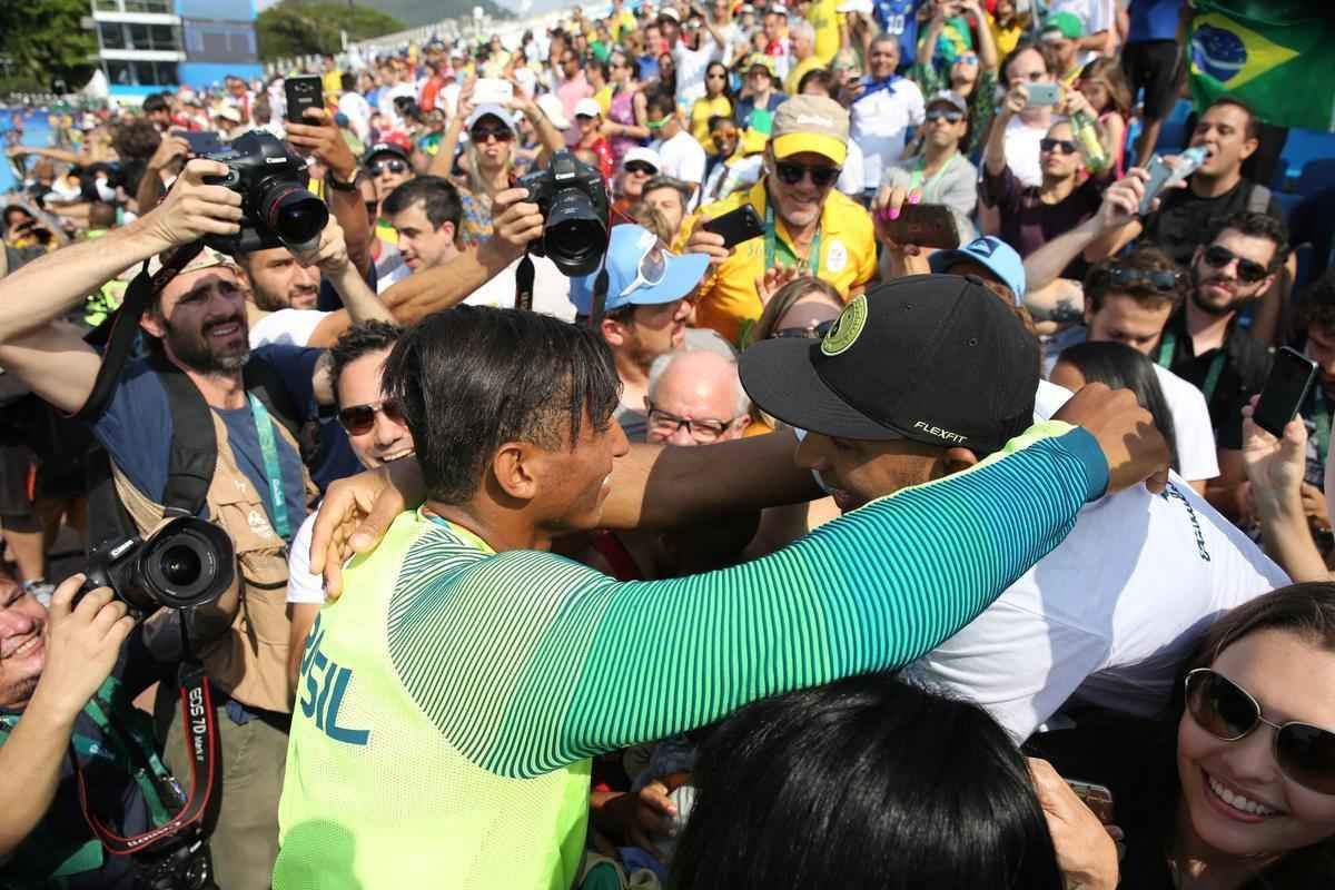 Aps subirem ao pdio, Isaquias e Erlon comemoraram medalha de prata com a torcida e familiares