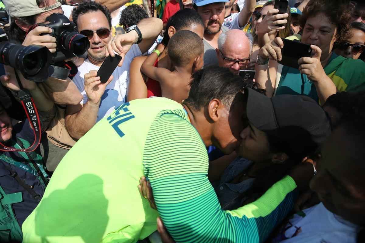 Aps subirem ao pdio, Isaquias e Erlon comemoraram medalha de prata com a torcida e familiares