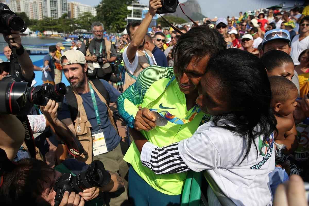 Aps subirem ao pdio, Isaquias e Erlon comemoraram medalha de prata com a torcida e familiares