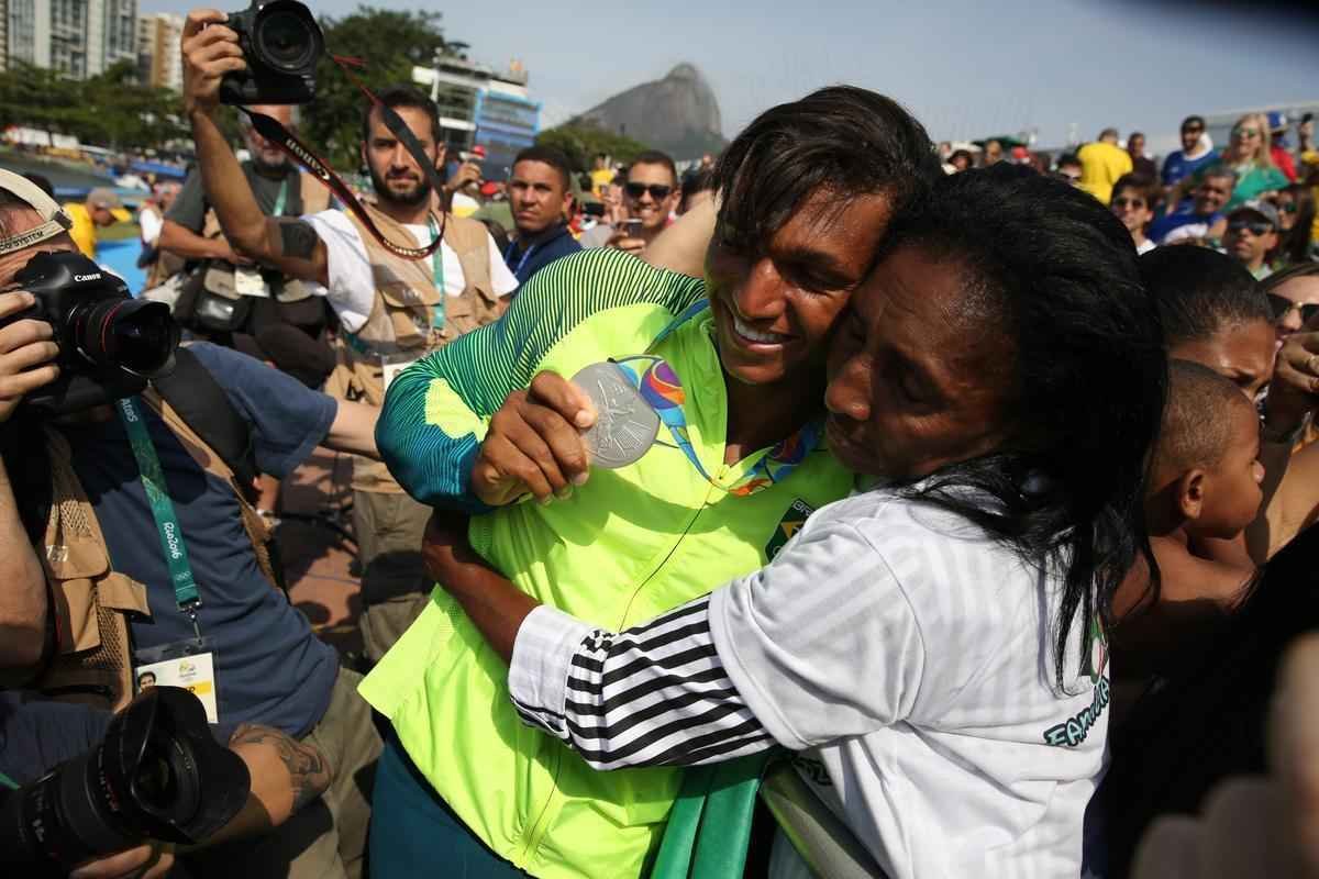 Aps subirem ao pdio, Isaquias e Erlon comemoraram medalha de prata com a torcida e familiares