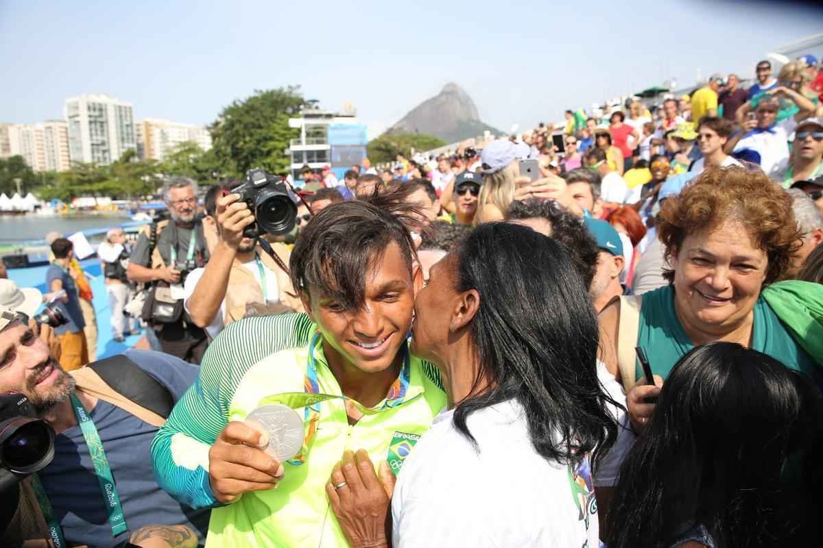 Aps subirem ao pdio, Isaquias e Erlon comemoraram medalha de prata com a torcida e familiares