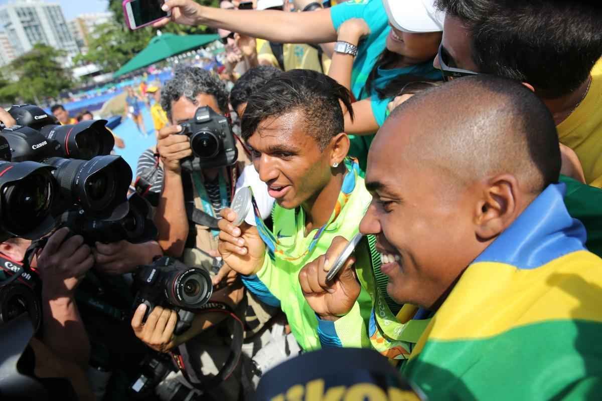 Aps subirem ao pdio, Isaquias e Erlon comemoraram medalha de prata com a torcida e familiares