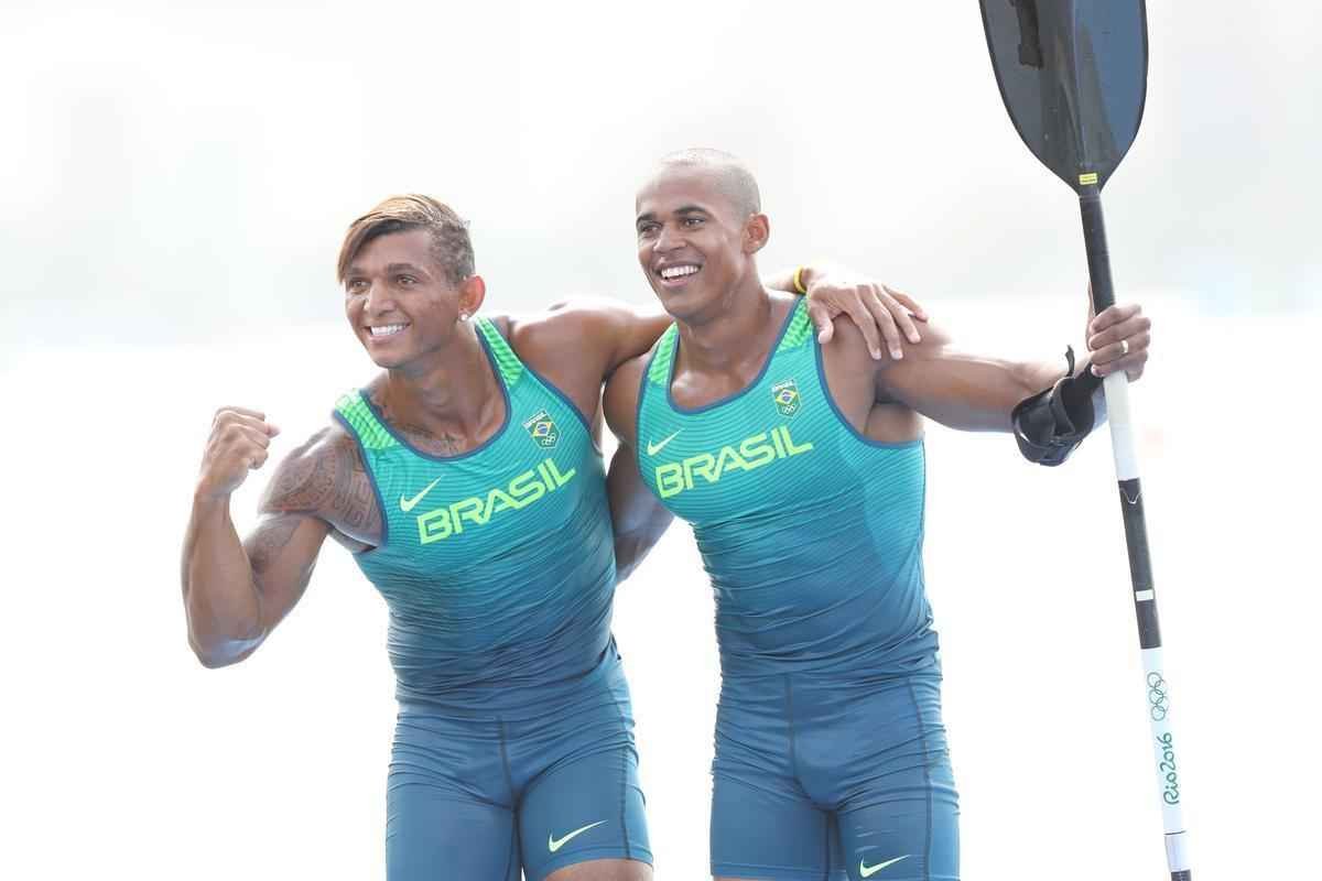 Aps subirem ao pdio, Isaquias e Erlon comemoraram medalha de prata com a torcida e familiares