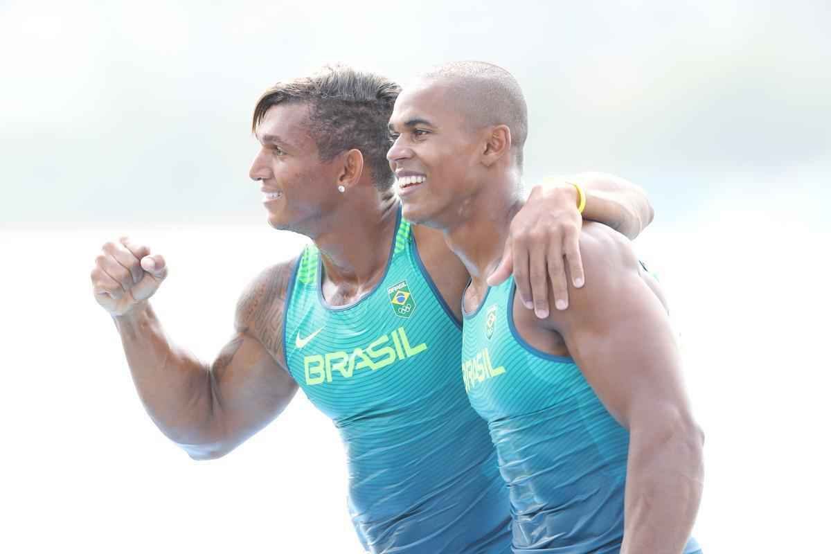 Aps subirem ao pdio, Isaquias e Erlon comemoraram medalha de prata com a torcida e familiares