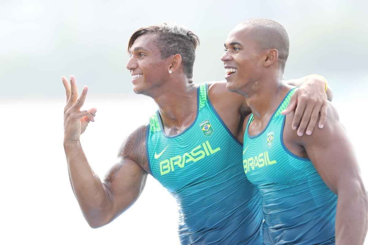 Aps subirem ao pdio, Isaquias e Erlon comemoraram medalha de prata com a torcida e familiares