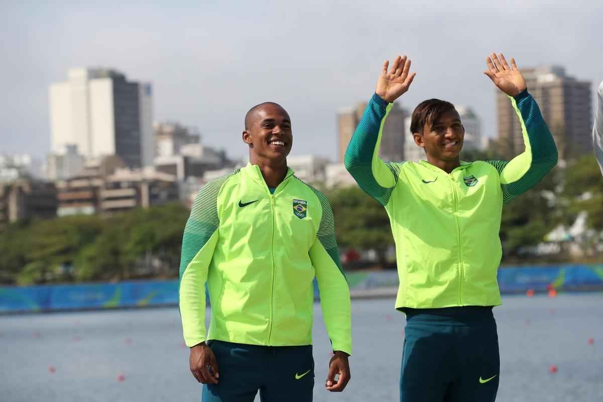 Aps subirem ao pdio, Isaquias e Erlon comemoraram medalha de prata com a torcida e familiares