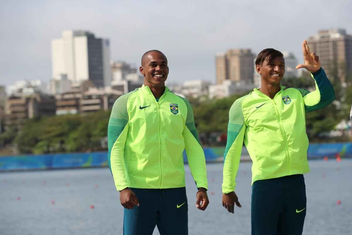 Aps subirem ao pdio, Isaquias e Erlon comemoraram medalha de prata com a torcida e familiares