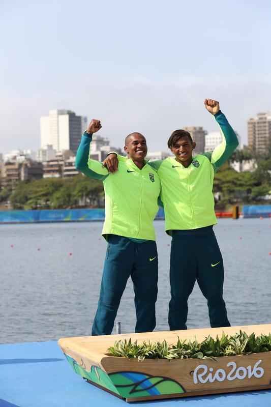 Aps subirem ao pdio, Isaquias e Erlon comemoraram medalha de prata com a torcida e familiares