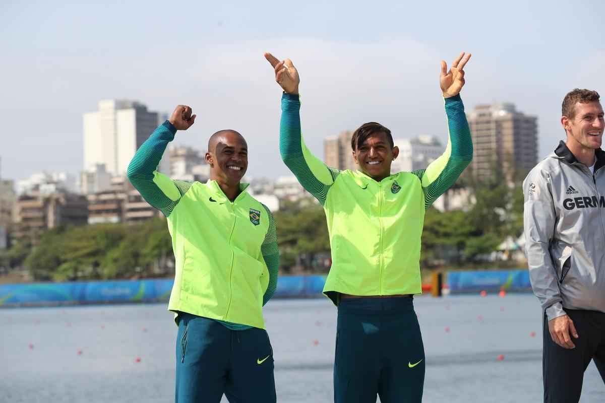 Aps subirem ao pdio, Isaquias e Erlon comemoraram medalha de prata com a torcida e familiares