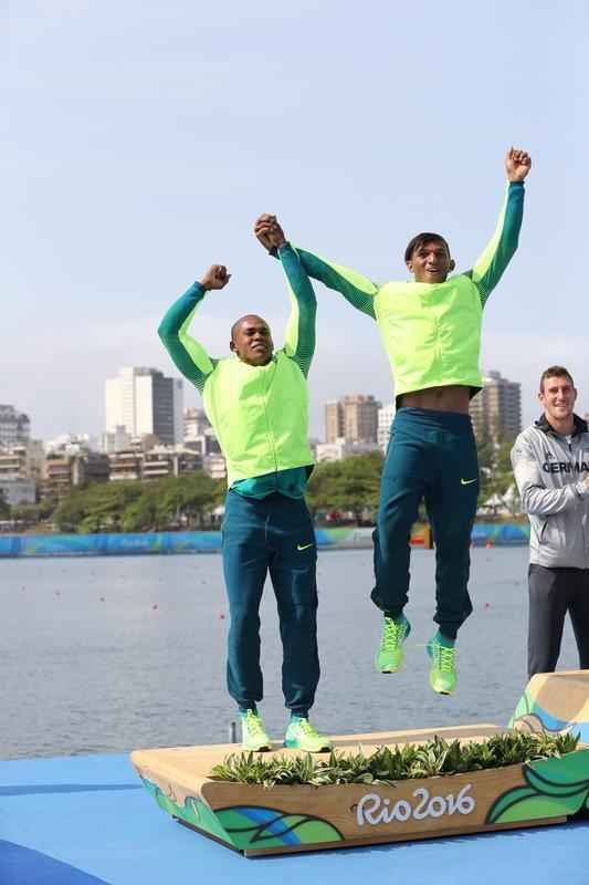 Aps subirem ao pdio, Isaquias e Erlon comemoraram medalha de prata com a torcida e familiares