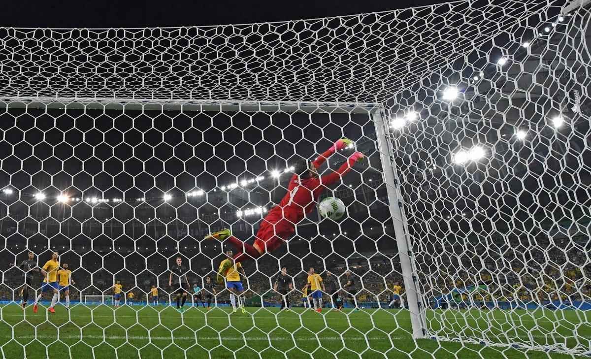 Confronto entre brasileiros e alemes pela final olmpica foi disputado no Estdio Maracan