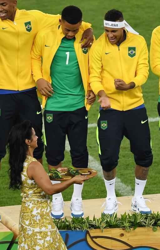 Jogadores e comisso tcnica festejam o indito ouro olmpico no pdio no Maracan