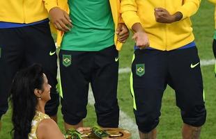 Jogadores e comisso tcnica festejam o indito ouro olmpico no pdio no Maracan