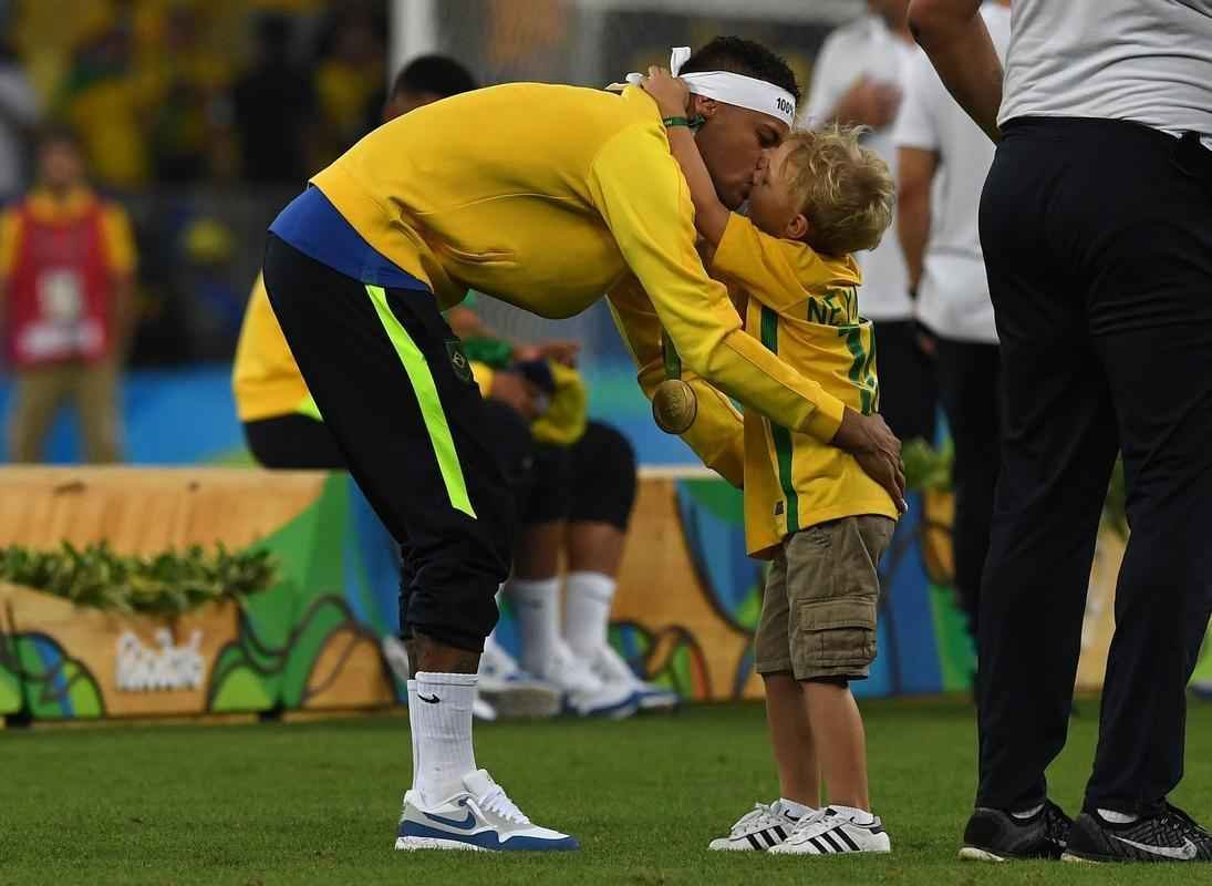 Jogadores e comisso tcnica festejam o indito ouro olmpico no pdio no Maracan