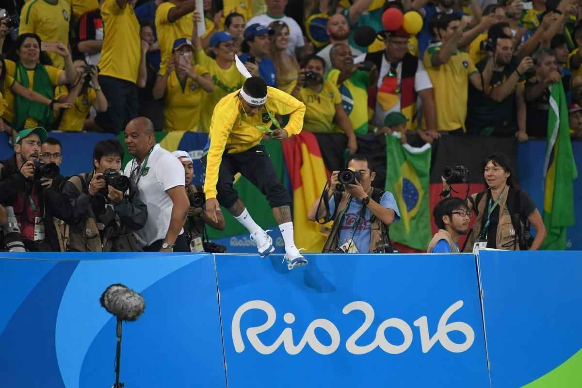 Jogadores e comisso tcnica festejam o indito ouro olmpico no pdio no Maracan