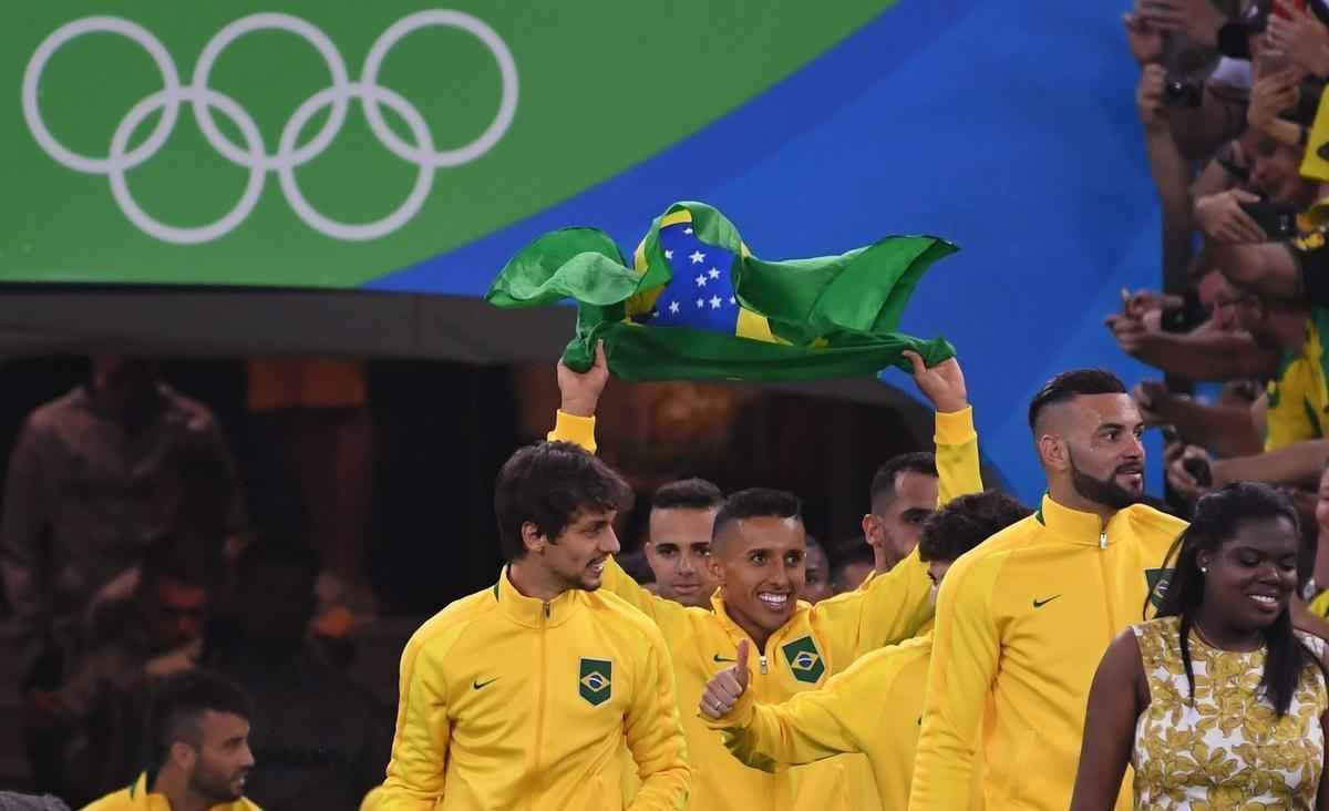 Jogadores e comisso tcnica festejam o indito ouro olmpico no pdio no Maracan