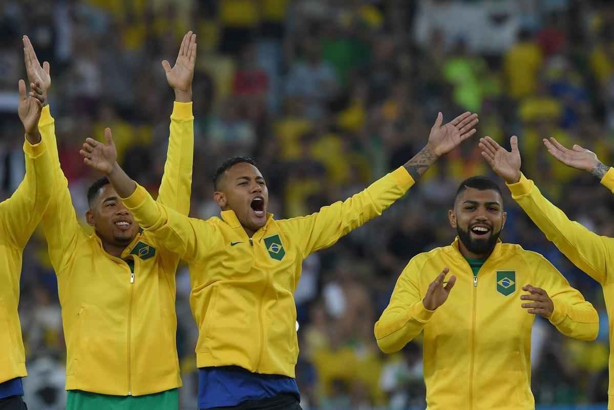 Jogadores e comisso tcnica festejam o indito ouro olmpico no pdio no Maracan