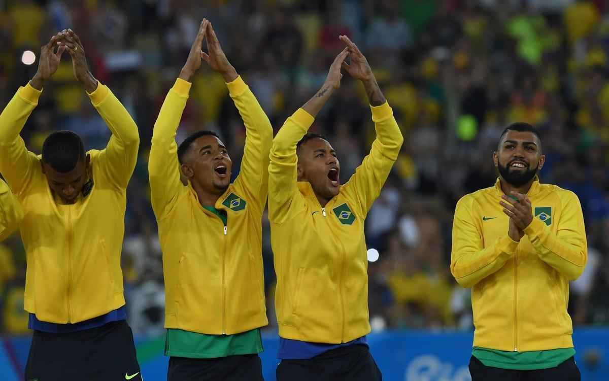 Jogadores e comisso tcnica festejam o indito ouro olmpico no pdio no Maracan