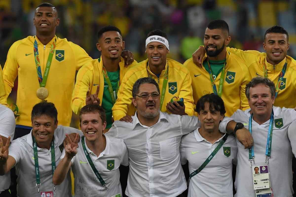 Jogadores e comisso tcnica festejam o indito ouro olmpico no pdio no Maracan