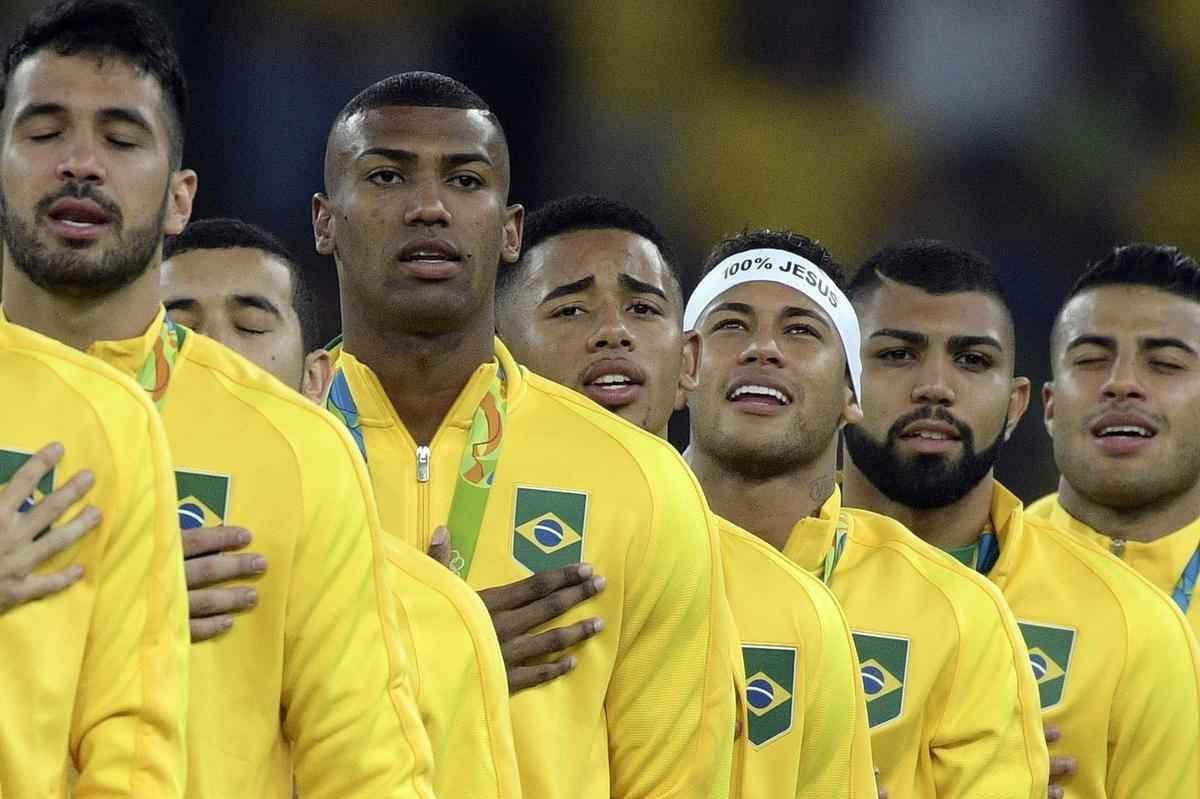 Jogadores e comisso tcnica festejam o indito ouro olmpico no pdio no Maracan