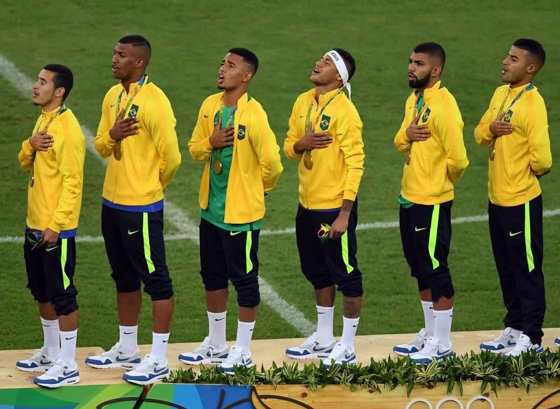 Jogadores e comisso tcnica festejam o indito ouro olmpico no pdio no Maracan