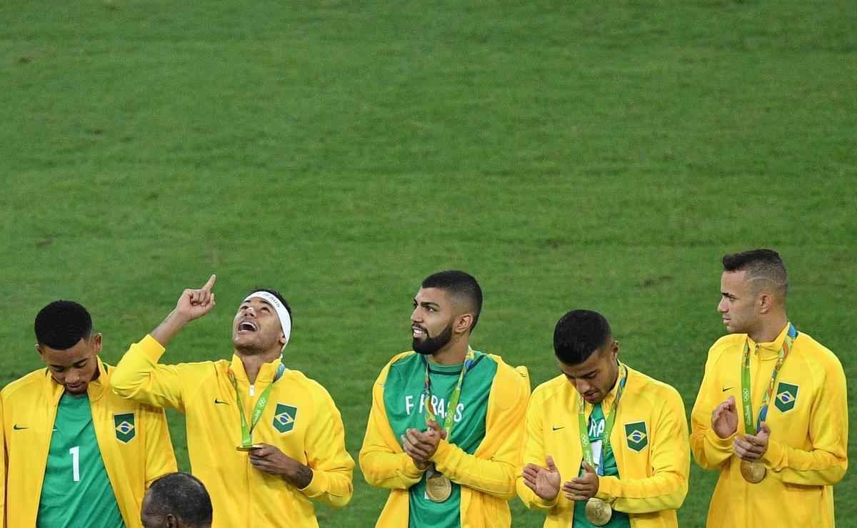 Jogadores e comisso tcnica festejam o indito ouro olmpico no pdio no Maracan