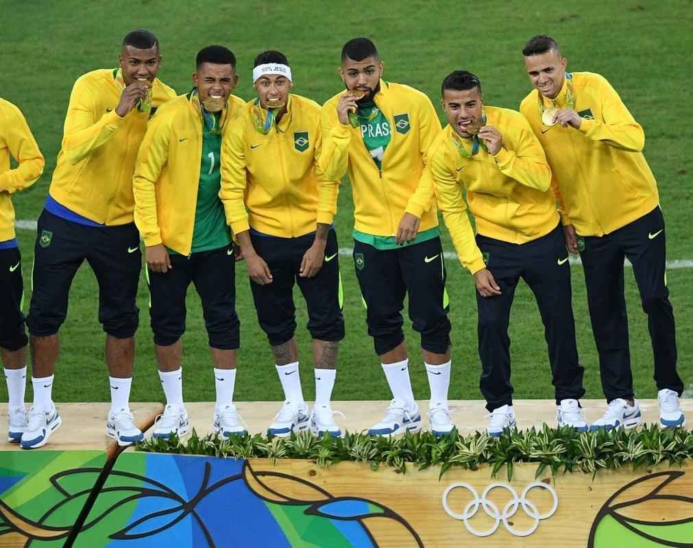 Jogadores e comisso tcnica festejam o indito ouro olmpico no pdio no Maracan