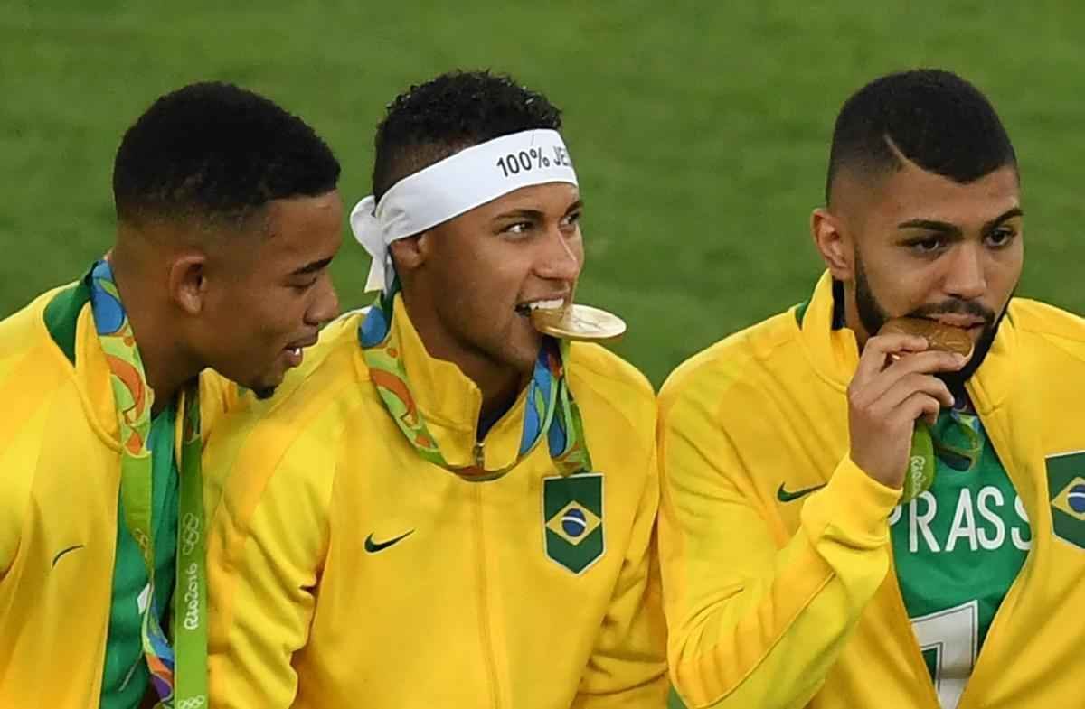 Jogadores e comisso tcnica festejam o indito ouro olmpico no pdio no Maracan