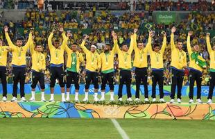 Jogadores da Seleção Brasileira sobem no pódio para receber a inédita medalha de ouro no futebol. Brasil empatou por 1 a 1 com a Alemanha na decisão, e decisão foi para os pênaltis após a prorrogação. Nas batidas, a Seleção fez 5 a 4.