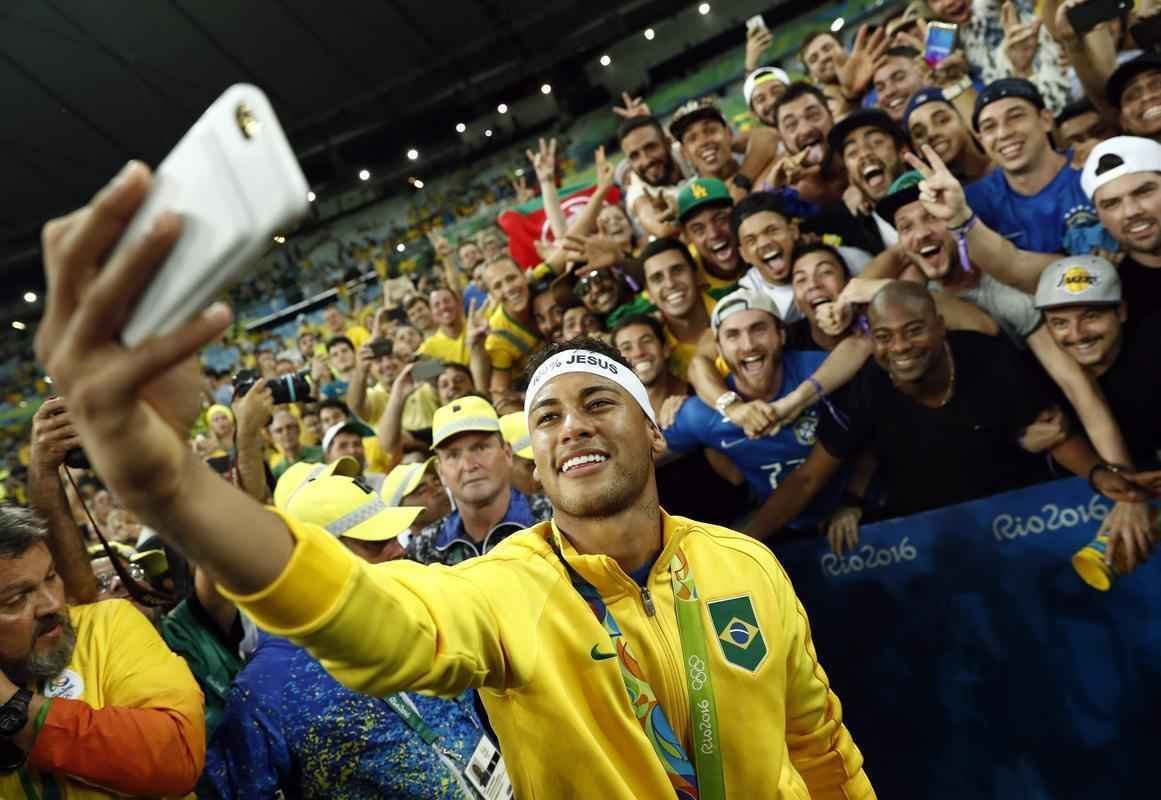 Neymar tira selfie com torcedores no Maracan aps o Brasil conquistar a medalha de ouro no futebol olmpico
