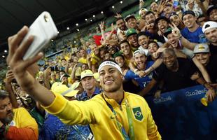 Neymar tira selfie com torcedores no Maracanã após o Brasil conquistar a medalha de ouro no futebol olímpico