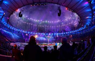 Torcedores acompanham a bela cerimônia de encerramento dos Jogos do Rio