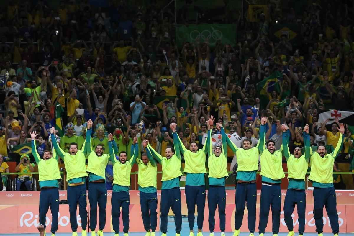 Jogadores da Seleo Brasileira Masculina de Vlei sobem no pdio aps conquistar a medalha de ouro com a vitria por 3 a 0 sobre a Itlia no Maracanzinho. Pblico vai ao delrio no Rio.