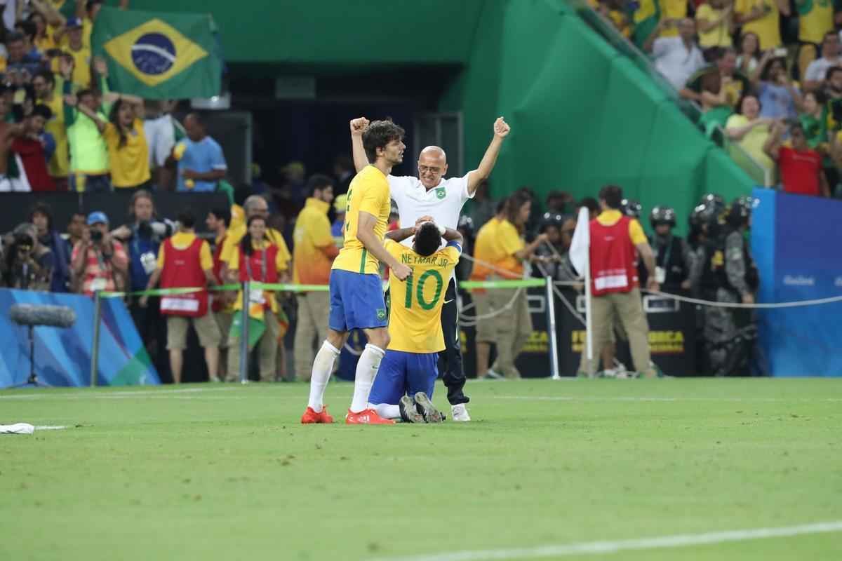 Fotos da comemorao do ouro brasileiro no futebol masculino