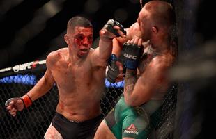 Conor McGregor (luvas azuis) venceu Nate Diaz por deciso majoritria na luta principal do UFC 202
