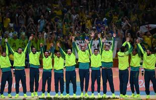 Imagens dos jogadores do Brasil com a medalha de ouro no Maracanãzinho