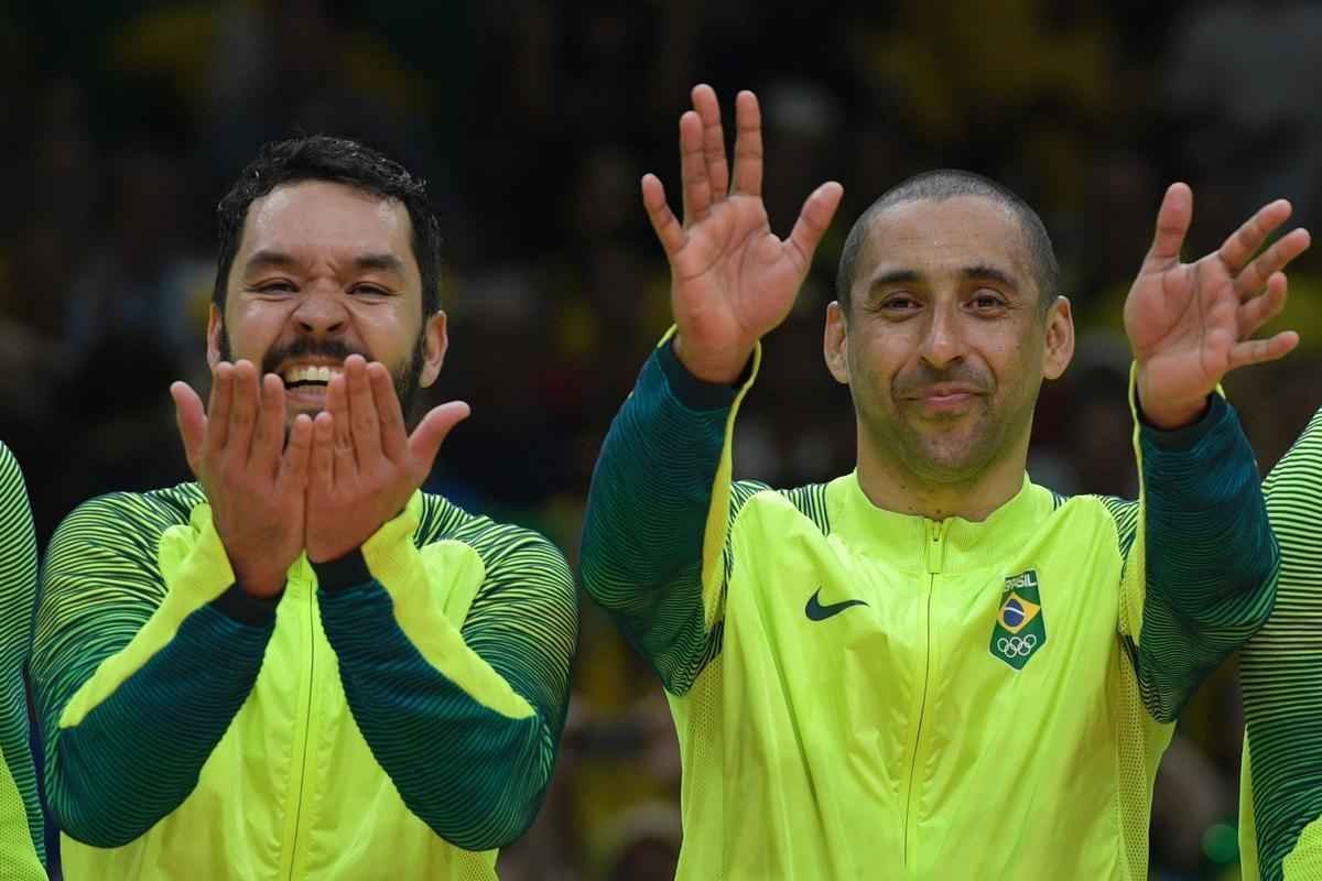 Festa do Brasil com a medalha de ouro no pdio no Maracanzinho