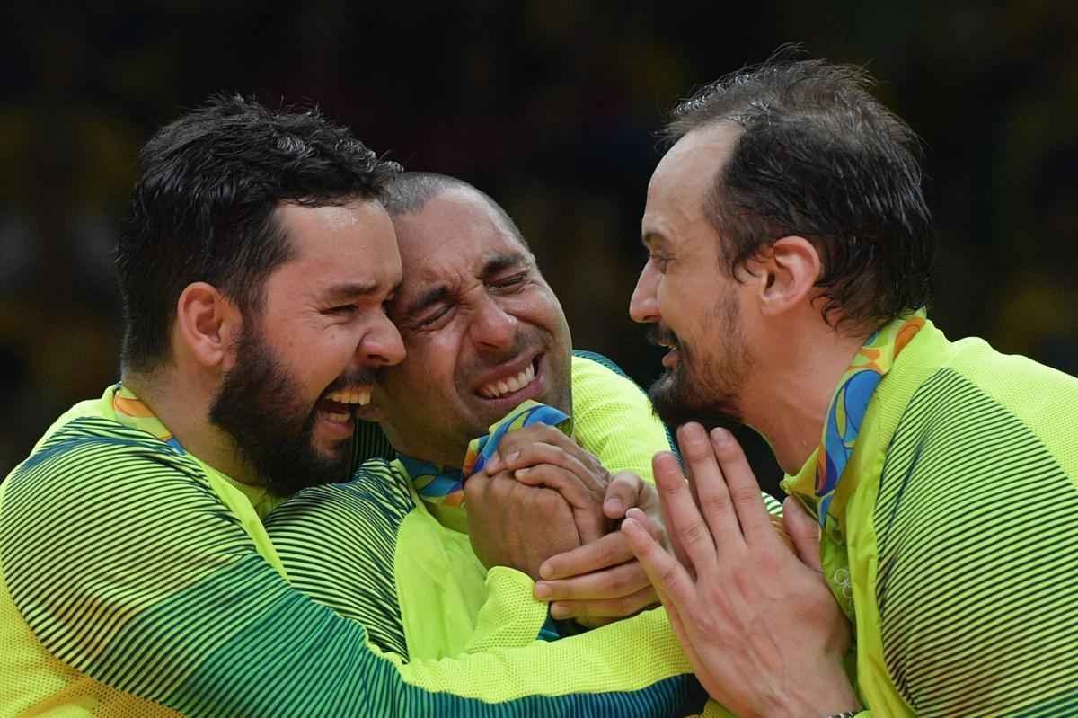 Festa do Brasil com a medalha de ouro no pdio no Maracanzinho