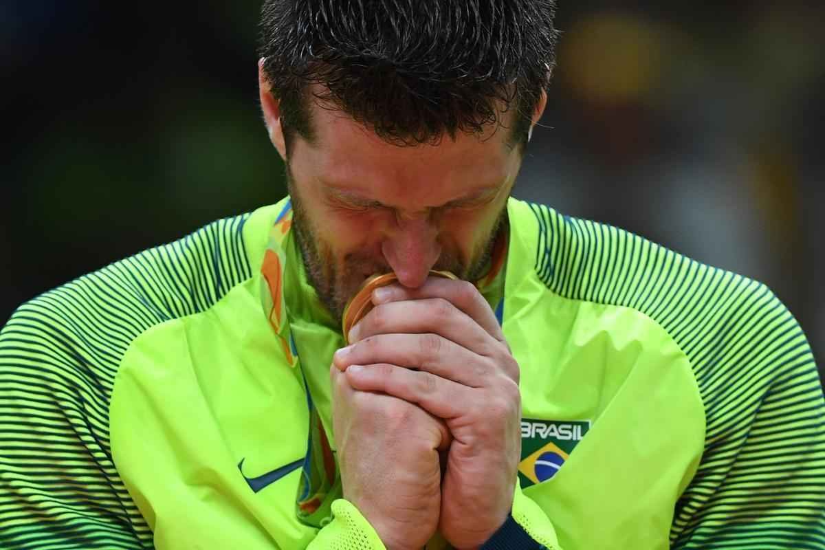 Festa do Brasil com a medalha de ouro no pdio no Maracanzinho