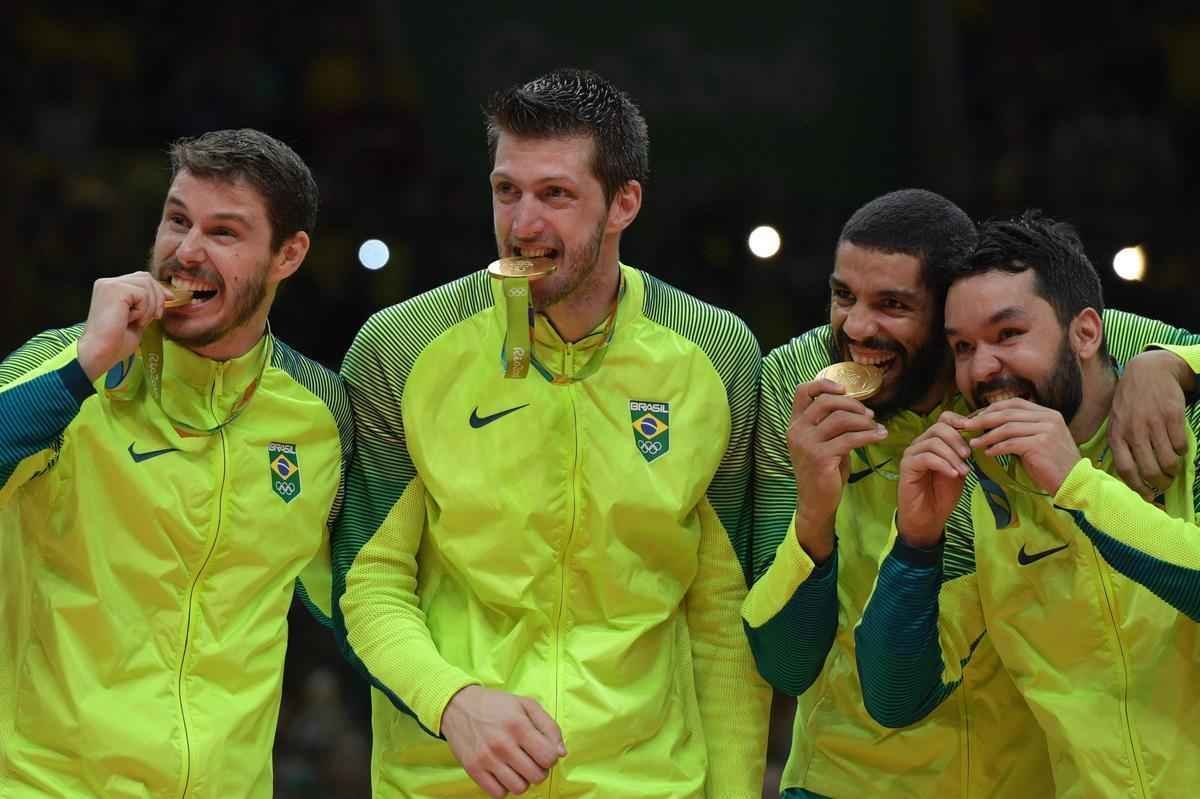 Festa do Brasil com a medalha de ouro no pdio no Maracanzinho