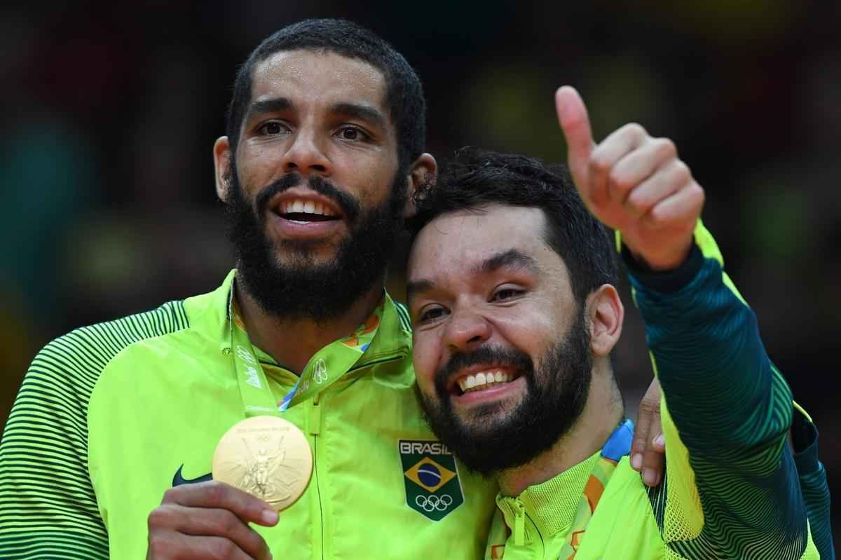 Festa do Brasil com a medalha de ouro no pdio no Maracanzinho