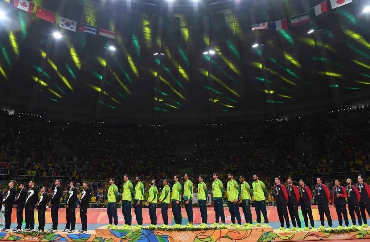Festa do Brasil com a medalha de ouro no pdio no Maracanzinho