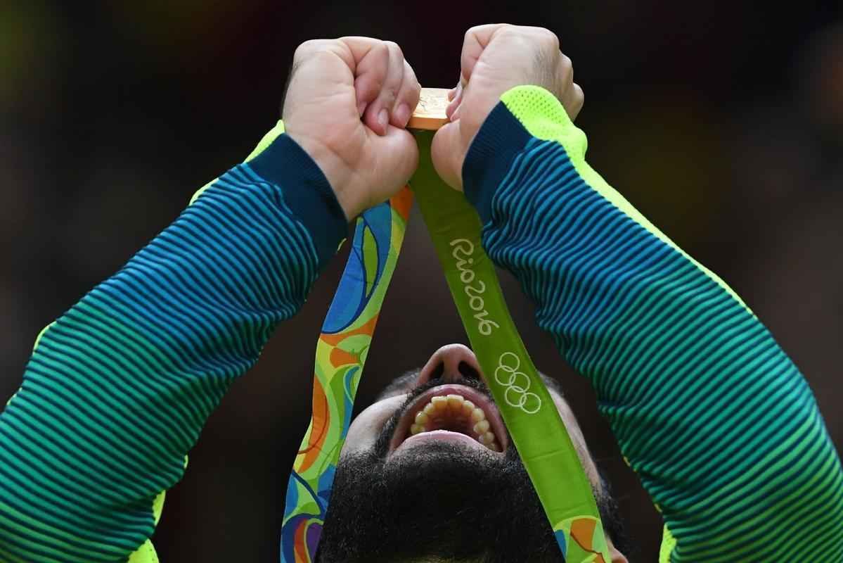 Festa do Brasil com a medalha de ouro no pdio no Maracanzinho